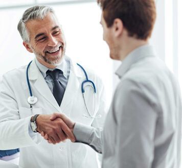 Na foto Dr. Eduardo e seu paciente Augusto que obteve ganho de 8.5 cm após o uso regular de Tadala Alpha